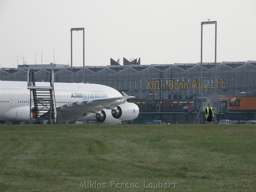 Warten auf den Airbus 380 Koeln Bonn P338.JPG